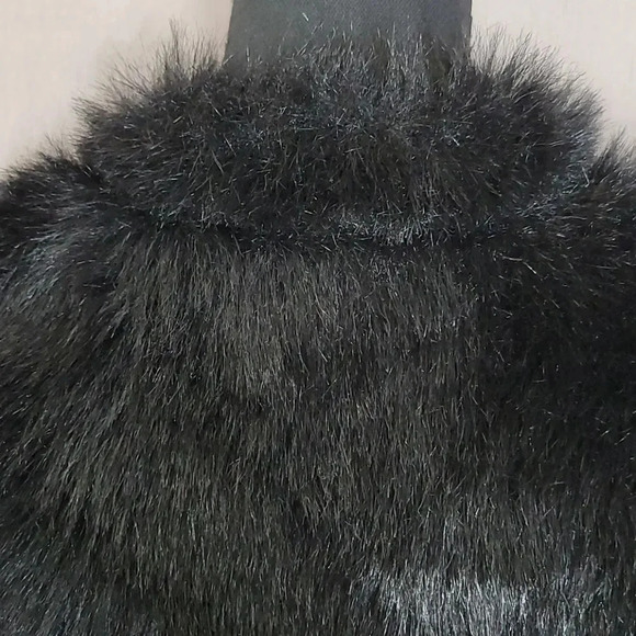 LA FETE Black Faux Fur Vest - Picture 4 of 6
